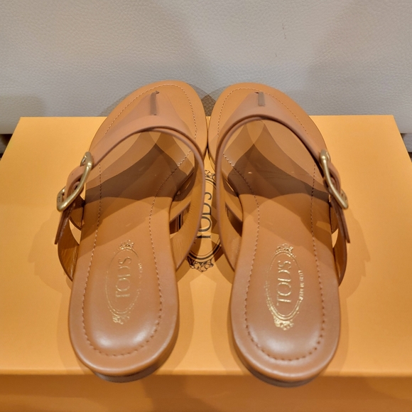 Tod's -- Leather Sandals - Picture 6 of 10